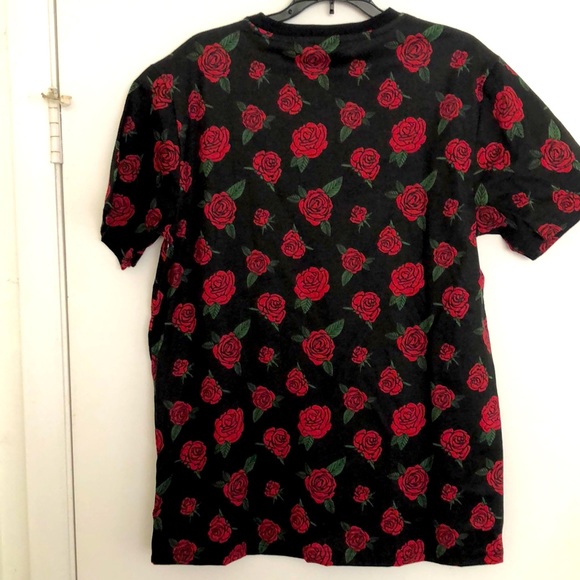 Roses 🌹 double sided front pocket black L tee shirt - Picture 2 of 2